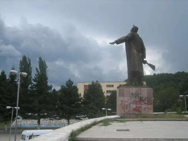 Het standbeeld van Bajram Curri op het Azem Hajdari-plein in Bajram Curri Het standbeeld van Bajram Curri op het Azem Hajdari-plein in Bajram Curri