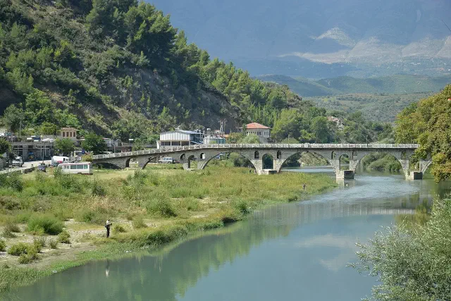 De Gorica-brug over de Osum met de Gorica-wijk in Berat