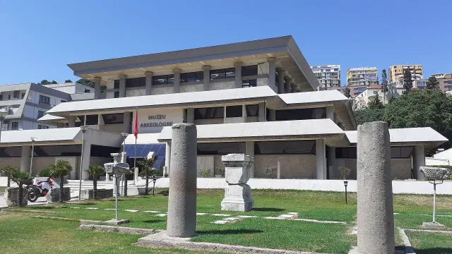 Archeologisch Museum van Durrës aan de boulevard