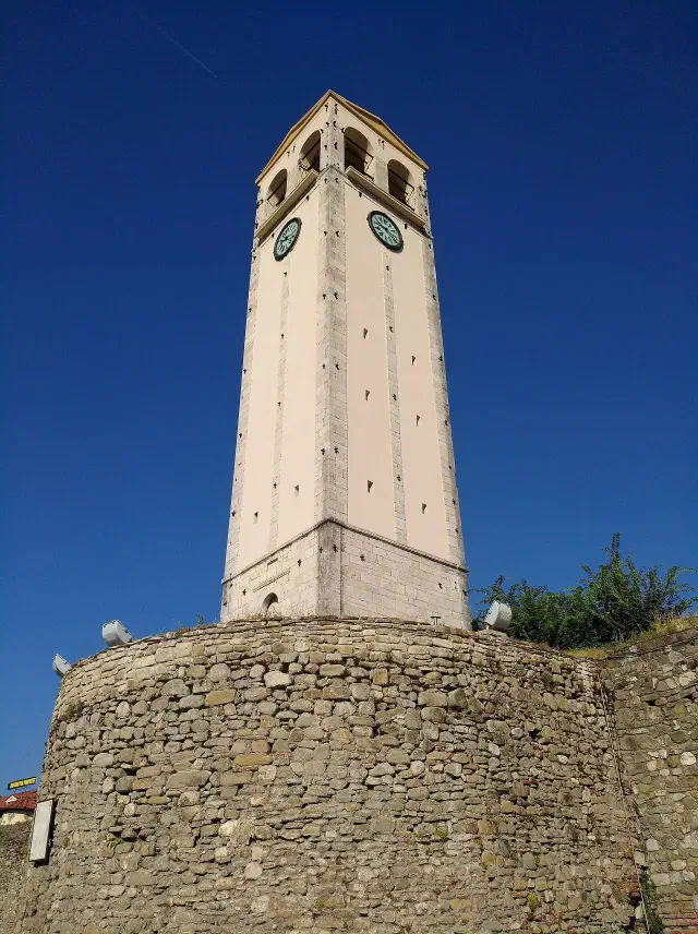 De klokkentoren Kulla e Sahatit in de vesting van Elbasan De klokkentoren Kulla e Sahatit in de vesting van Elbasan