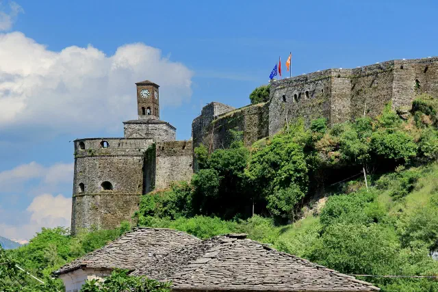 Het kasteel van Gjirokastër boven de stenen stad Het kasteel van Gjirokastër boven de stenen stad