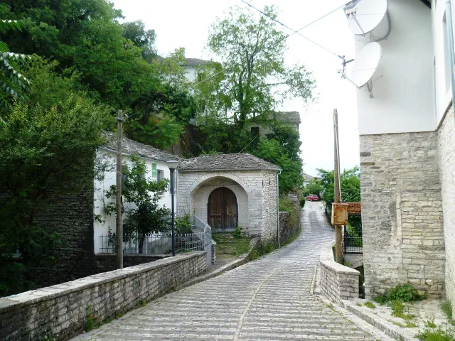 De oude bazaar van Gjirokastër met keienstraten De oude bazaar van Gjirokastër met keienstraten