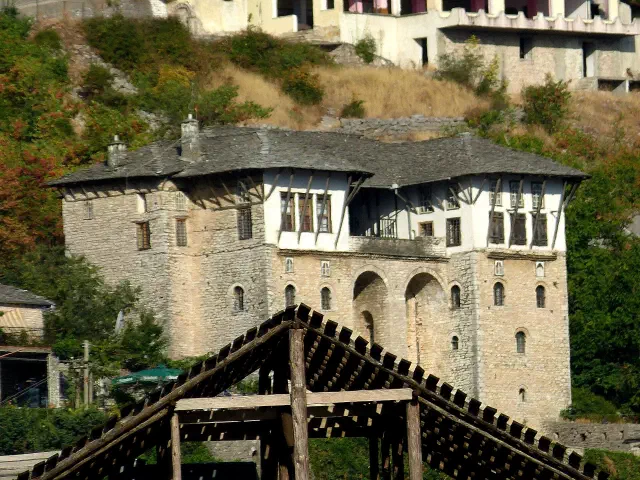 De Zekate-woning in Gjirokastër met haar twee torens De Zekate-woning in Gjirokastër met haar twee torens