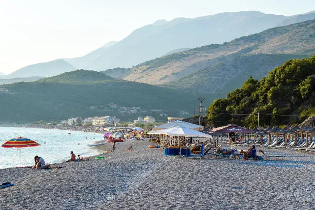Het strand van Livadhi bij Himarë aan de Albanese Rivièra