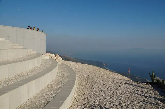 Uitzicht vanaf de Llogara-pas boven de kust bij Himarë