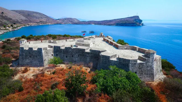 Het kasteel van Porto Palermo op het schiereiland bij Himarë