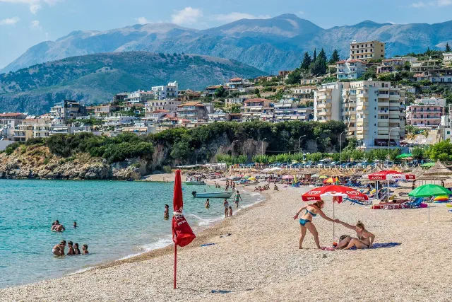 Het strand van Spile en de boulevard van Himarë