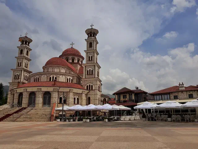 De orthodoxe kathedraal Ringjillja e Krishtit in Korçë in Albanië De orthodoxe kathedraal Ringjillja e Krishtit in Korçë in Albanië