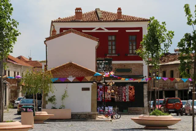 De opgeknapte oude bazaar (Pazari i Vjetër) in Korçë in Albanië De opgeknapte oude bazaar (Pazari i Vjetër) in Korçë in Albanië