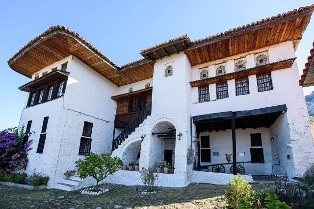 Het Etnografisch Museum van Krujë in de oude Toptani-villa met witte gevel en houten balkons