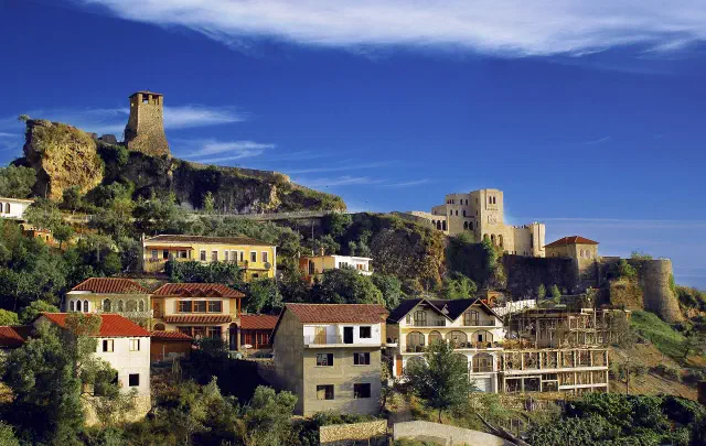 Kasteel van Krujë met de oude wachttoren en het Skanderbeg Museum boven het stadje