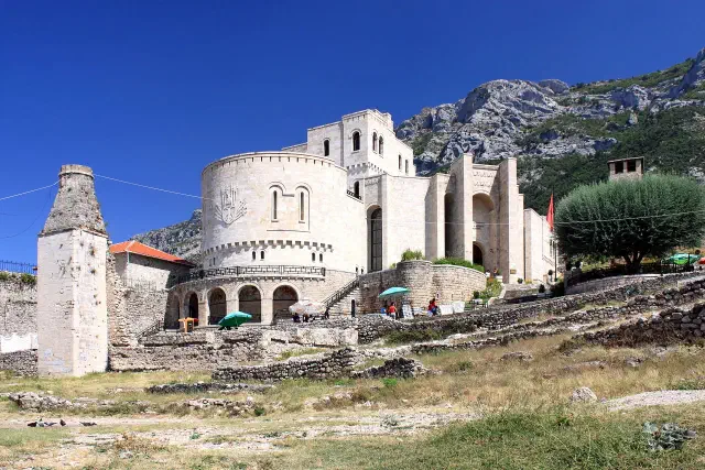 Het Skanderbeg Museum in Krujë, een stenen gebouw als een middeleeuws fort