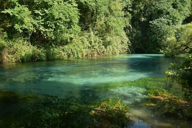 De Blue Eye Syri i Kalter bij Ksamil De Blue Eye Syri i Kalter bij Ksamil