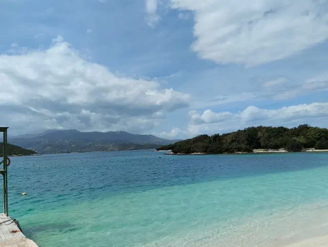 De Ksamil-eilandjes vlak voor de kust van Ksamil De Ksamil-eilandjes vlak voor de kust van Ksamil