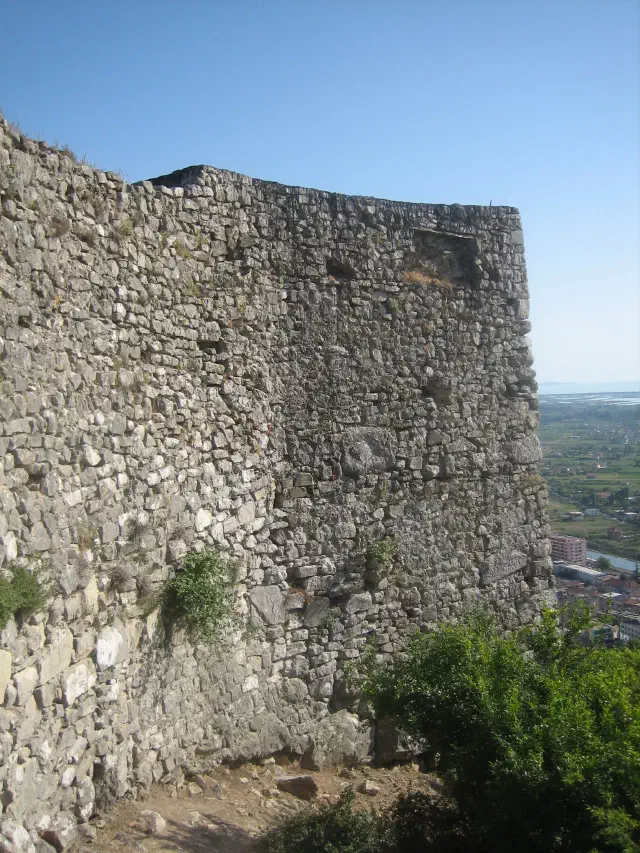 Het kasteel van Lezhë op de heuvel boven de stad in Albanië Het kasteel van Lezhë op de heuvel boven de stad in Albanië