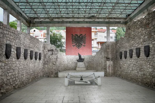 Het Skanderbeg-gedenkteken met het graf van de nationale held in Lezhë in Albanië Het Skanderbeg-gedenkteken met het graf van de nationale held in Lezhë in Albanië