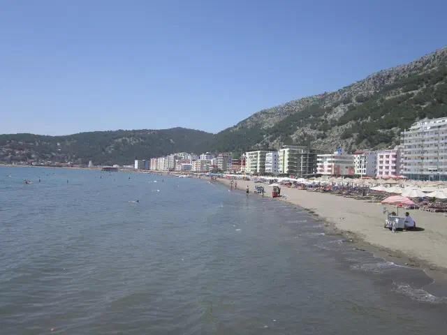 Het zandstrand van Shëngjin bij Lezhë in Albanië Het zandstrand van Shëngjin bij Lezhë in Albanië