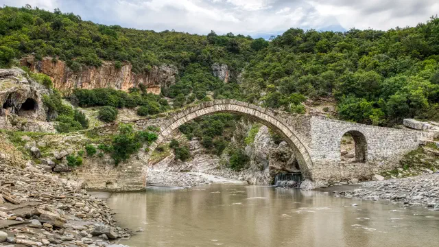 De Ottomaanse Kadiut-brug bij de thermale baden van Bënja in Përmet De Ottomaanse Kadiut-brug bij de thermale baden van Bënja in Përmet