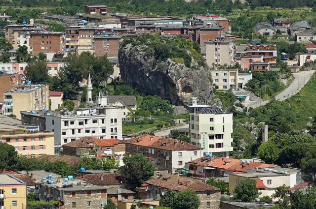 De Rots van de Stad (Guri i Qytetit) boven Përmet in Albanië De Rots van de Stad (Guri i Qytetit) boven Përmet in Albanië