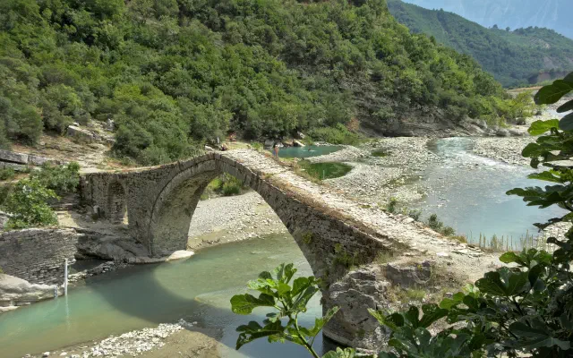 De thermale baden van Bënja bij Përmet in Albanië De thermale baden van Bënja bij Përmet in Albanië