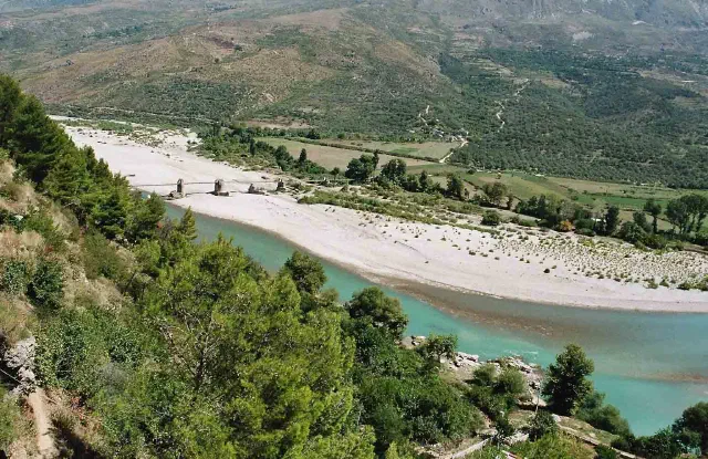 De wilde Vjosa-rivier bij Përmet in Albanië De wilde Vjosa-rivier bij Përmet in Albanië