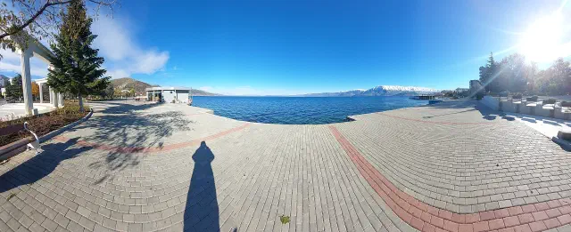 De boulevard langs het meer van Ohrid in Pogradec