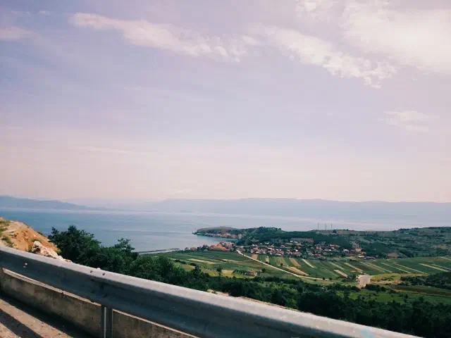 Het schiereiland Lin aan het meer van Ohrid bij Pogradec