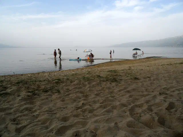 Het stadsstrand van Pogradec aan het meer van Ohrid