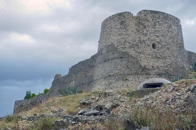 Lekuresi-kasteel boven Sarandë met uitzicht op de baai