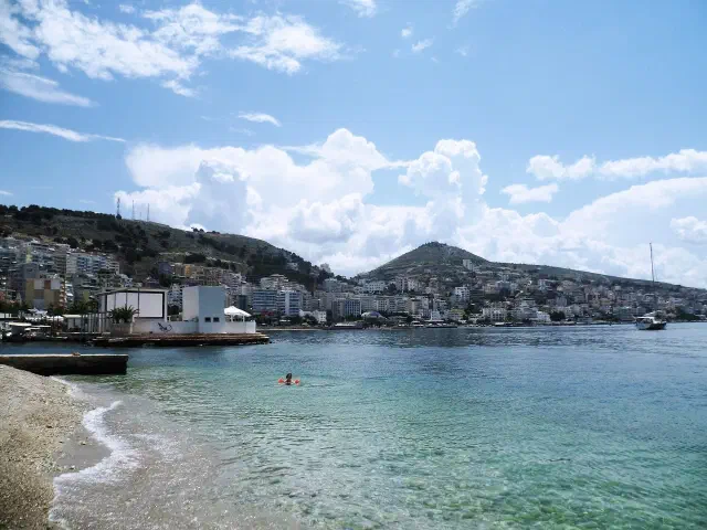 Het stadsstrand van Sarandë langs de promenade