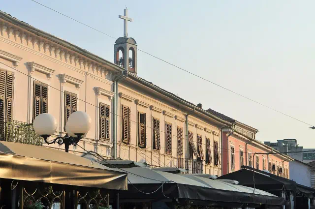 De voetgangersstraat Kole Idromeno in het centrum van Shkodër in Albanië De voetgangersstraat Kole Idromeno in het centrum van Shkodër in Albanië