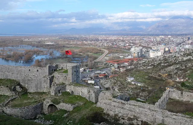 Het Rozafa-kasteel boven Shkodër met uitzicht over het meer in Albanië Het Rozafa-kasteel boven Shkodër met uitzicht over het meer in Albanië