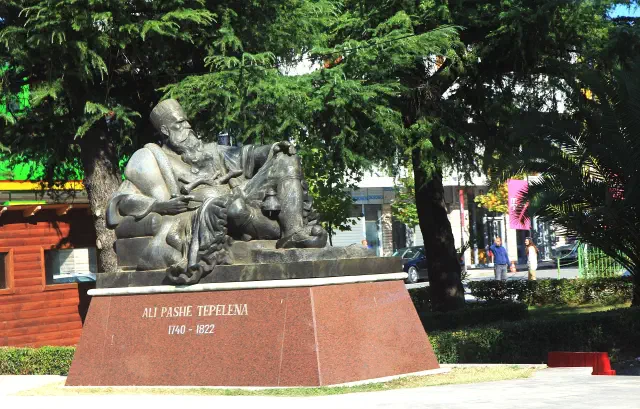 De bronzen buste van Ali Pashë Tepelena bij de stadsingang van Tepelenë