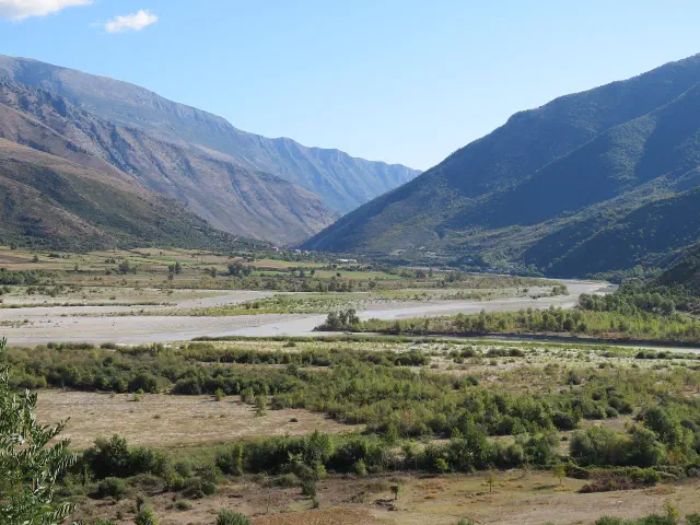 De samenvloeiing van de Vjosa en de Drino bij Tepelenë
