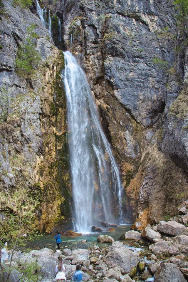De Grunas-waterval bij Theth die over een rotswand van zo'n 30 meter naar beneden valt De Grunas-waterval bij Theth die over een rotswand van zo'n 30 meter naar beneden valt