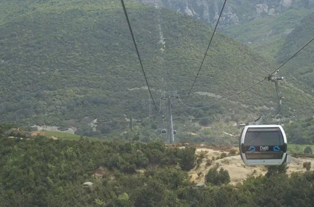 Cabine van de Dajti Express kabelbaan boven de bergen bij Tirana Cabine van de Dajti Express kabelbaan boven de bergen bij Tirana
