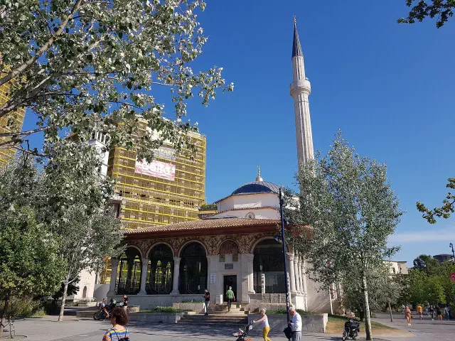 Et'hem Bey-moskee aan het Skanderbegplein in Tirana Et'hem Bey-moskee aan het Skanderbegplein in Tirana