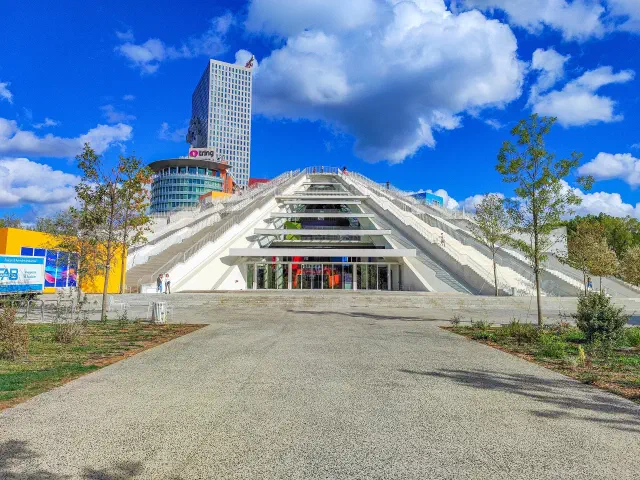 De Piramide van Tirana met trappen tegen de gevel De Piramide van Tirana met trappen tegen de gevel