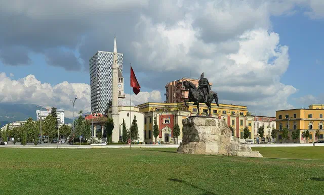 Het Skanderbegplein met het standbeeld van Skanderbeg in Tirana Het Skanderbegplein met het standbeeld van Skanderbeg in Tirana