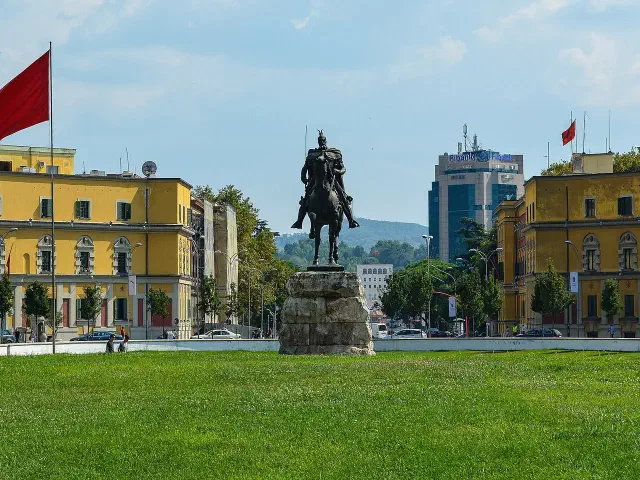 Tirana, Centraal-Albanië
