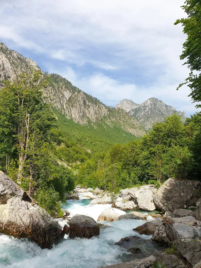 De heldere Valbona-rivier in de bergen bij Valbonë De heldere Valbona-rivier in de bergen bij Valbonë