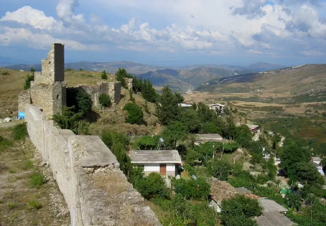 Het Kanina-kasteel op de heuvel boven Vlorë