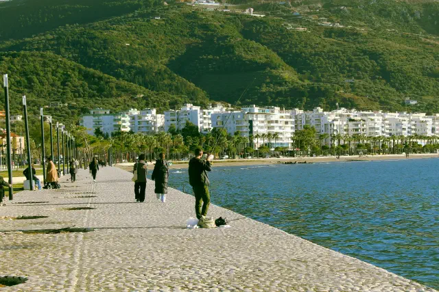 De boulevard Lungomare langs de baai van Vlorë
