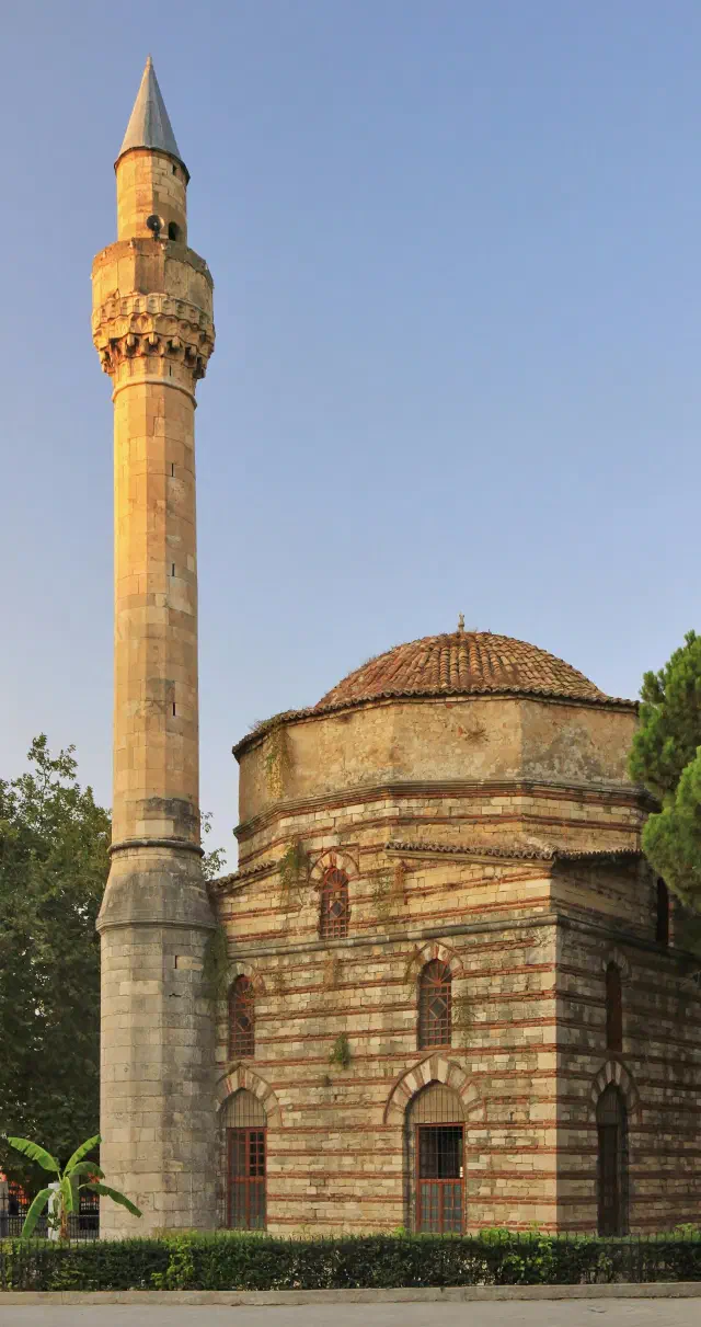 De Muradie-moskee in het centrum van Vlorë