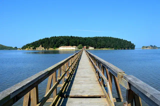 Het klooster op het eiland Zvërnec bij Vlorë