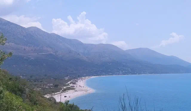 De baai van Borsh aan de Albanese Rivièra, gezien vanaf de kustweg bij Qeparo