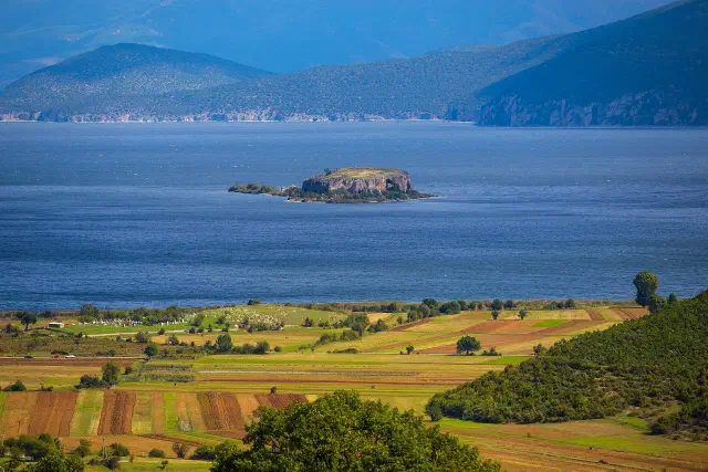 Het Prespameer met het rotseiland Maligrad en de akkers van Pustec in Oost-Albanië